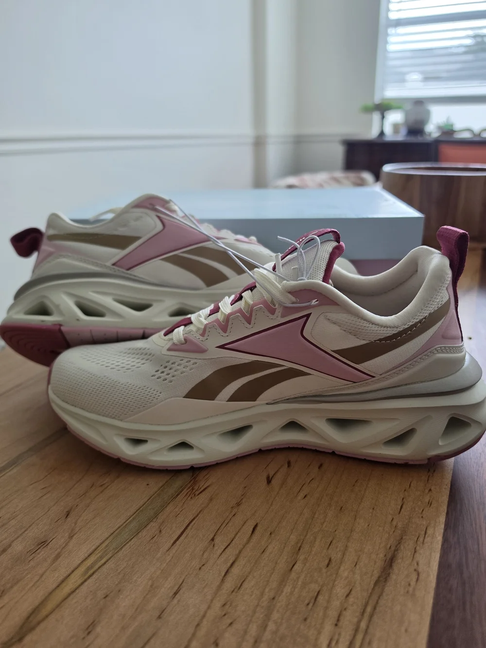 NWT Reebok Women’s Pink and Cream Running Sneakers -multiple Sizes Aval